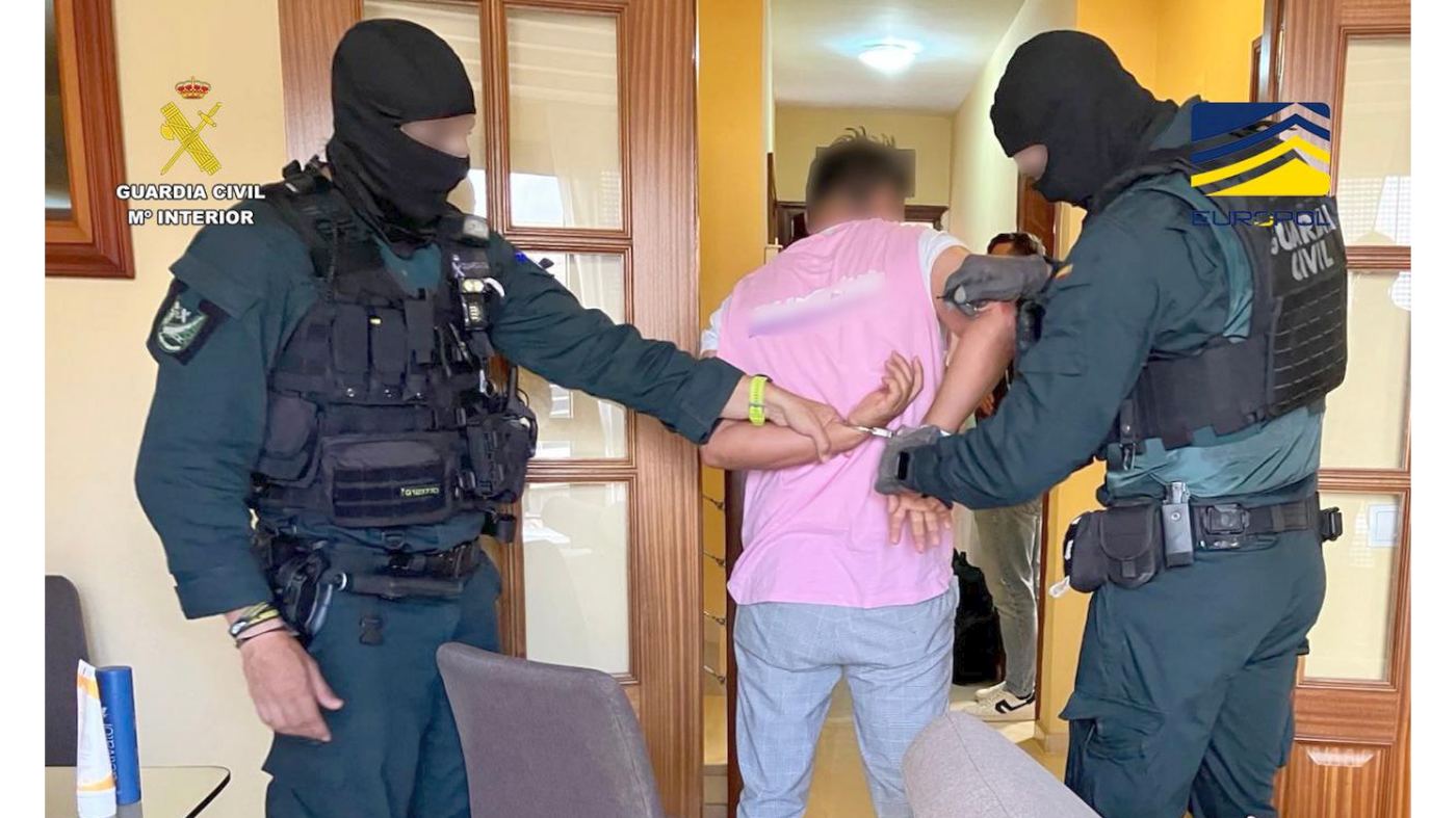 To politibetjenter med arrestant.