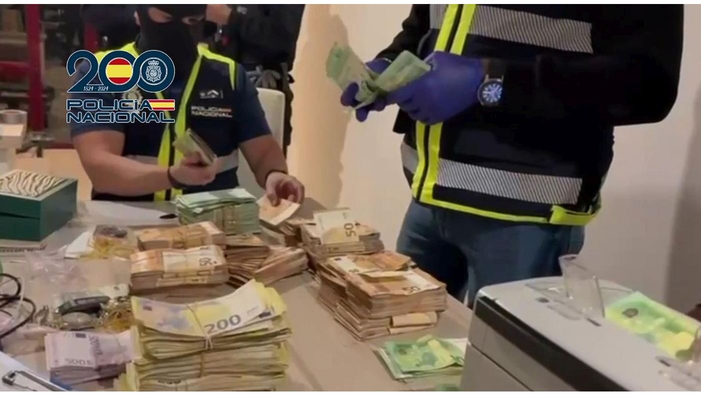 Politibetjenter teller eurosedler