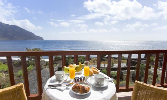 Frokost på terrassen.