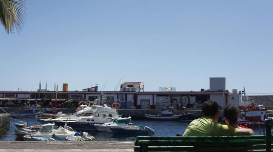 Mogan_Puerto de Mogan_havn_par_benk