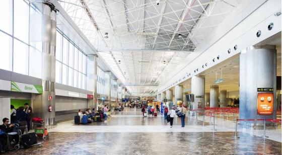 Avgangshall på Tenerifes sørlige flyplass.
