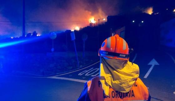 Brannkonstabel flammer vannstråle