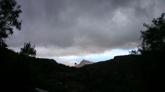 Tunge regnskyer over Gran Canaria.