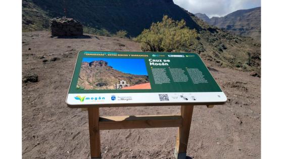 Informasjonstavle på spansk, engelsk og tysk for vandrere i Mogán på Gran Canaria.