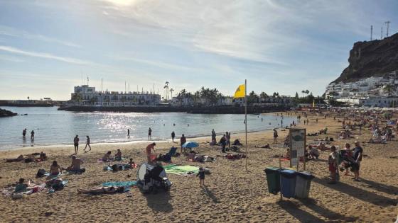 Gult flagg på Playa Mogán. 