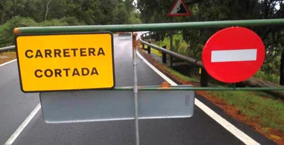 Skilt med carretera cortada. Godt norsk: Ikke kjør her.