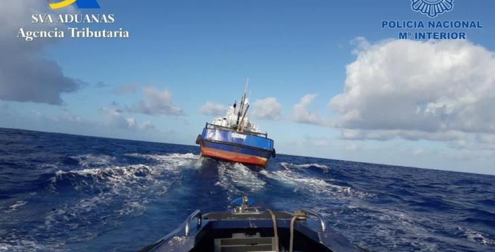 Politibåt i kjølvannet på fiskebåt lastet med kokain.