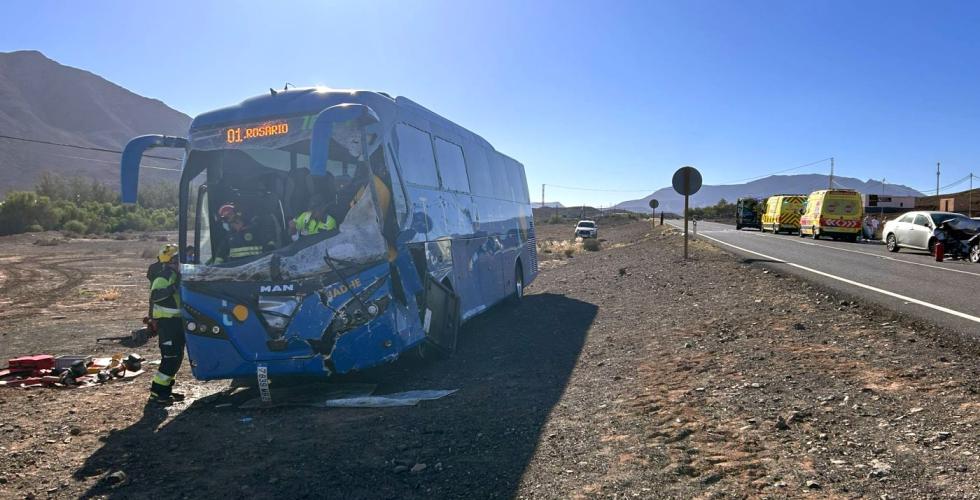 Frontkollisjon mellom buss og varebil på Fuerteventura.