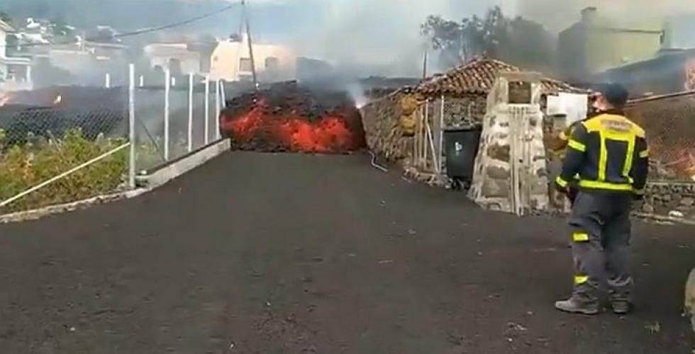 Lava nærmer seg bebyggelse på La Palma.