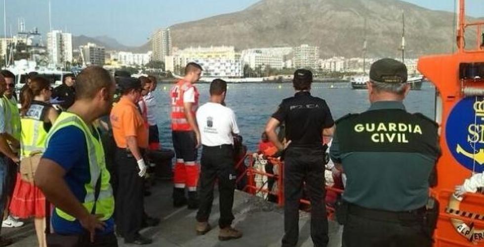 Politi, Røde Kors og frivillige klare til å ta imot båtmigranter på Tenerife.