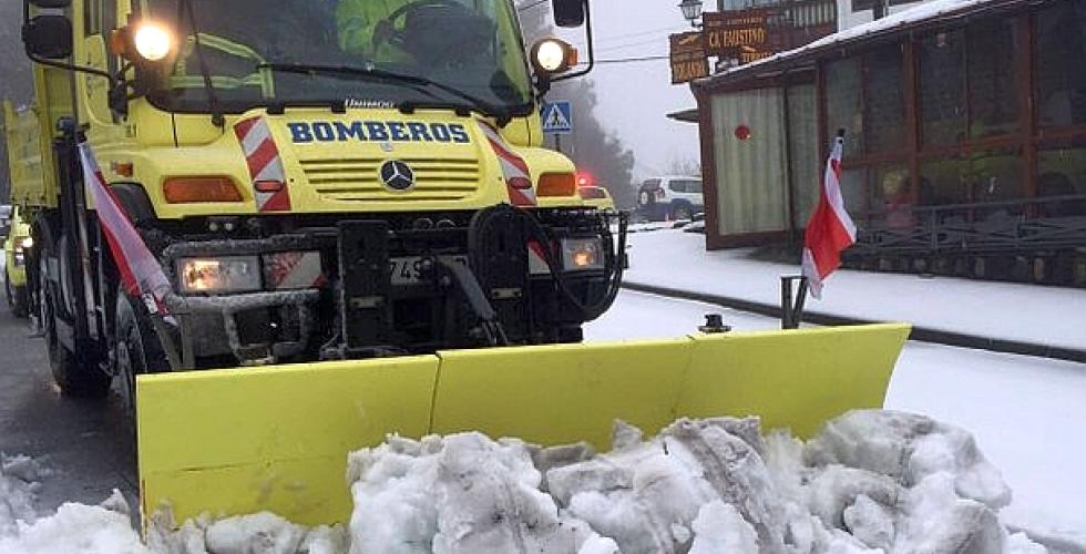 Denne og andre brøytebiler rydder snø i fjellområder på Gran Canaria i dag.