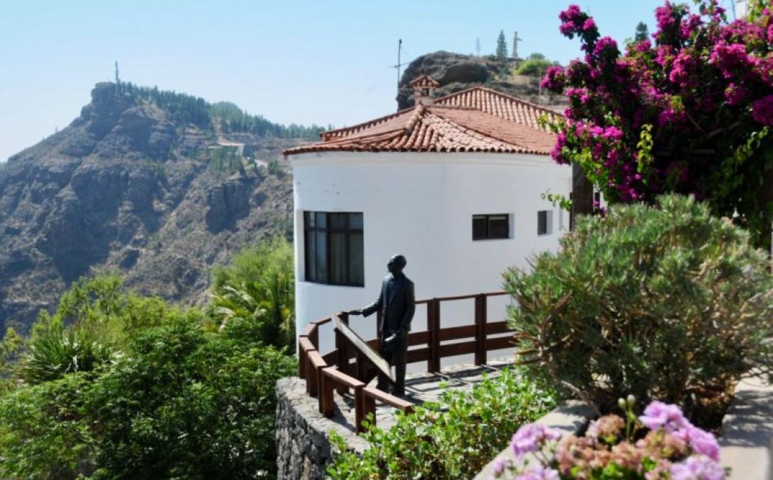 Artenara. Skulptur av forfatteren Miguel Unamuno