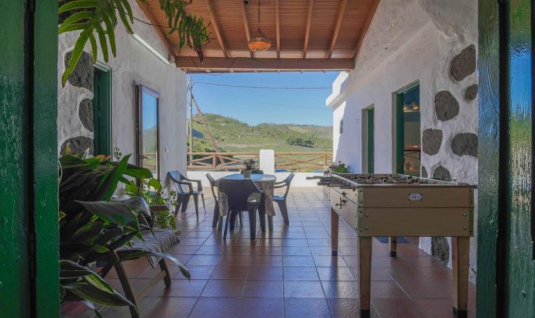 Patio med rom rundt er vanlig i Artenaras grottehus