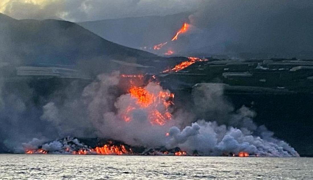 Vulkanutbrudd på La Palma september 2021. Dag 10. Laven lager ny landtunge. Vulkanutbrudd på La Palma september 2021. Dag 10. Laven lager ny landtunge.