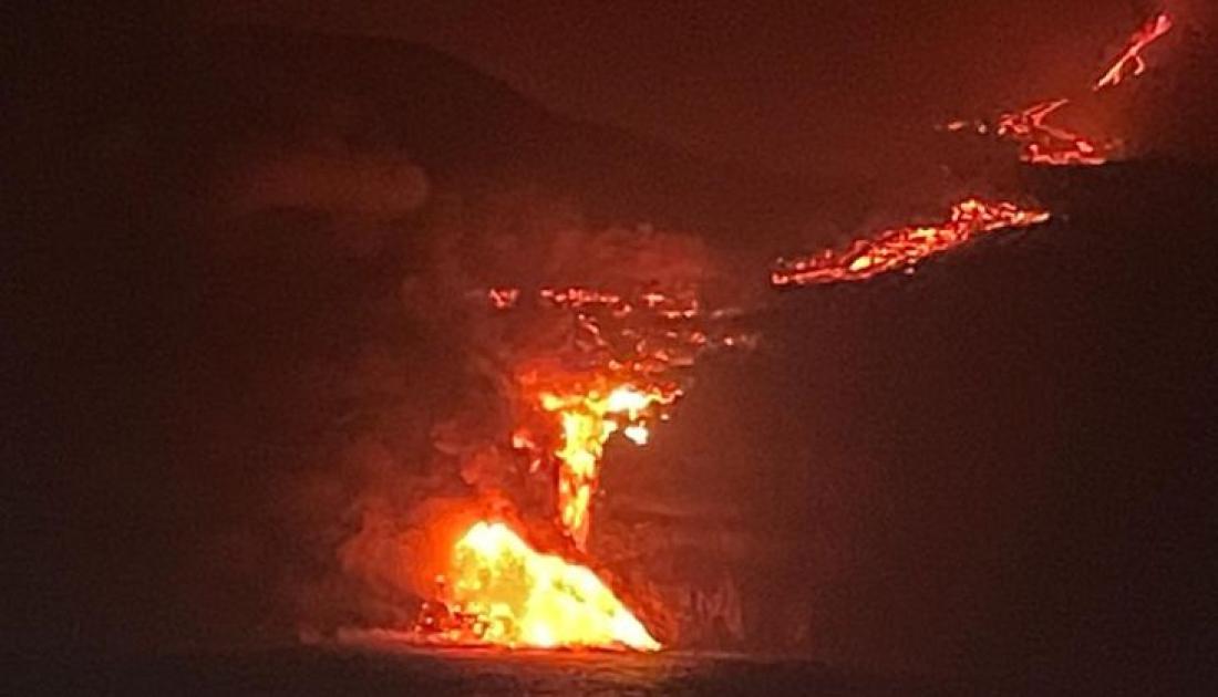Vulkanutbrudd på La Palma september 2021. Dag 10. Lavastrøm ned i havet. Vulkanutbrudd på La Palma september 2021. Dag 10. Lavastrøm ned i havet.