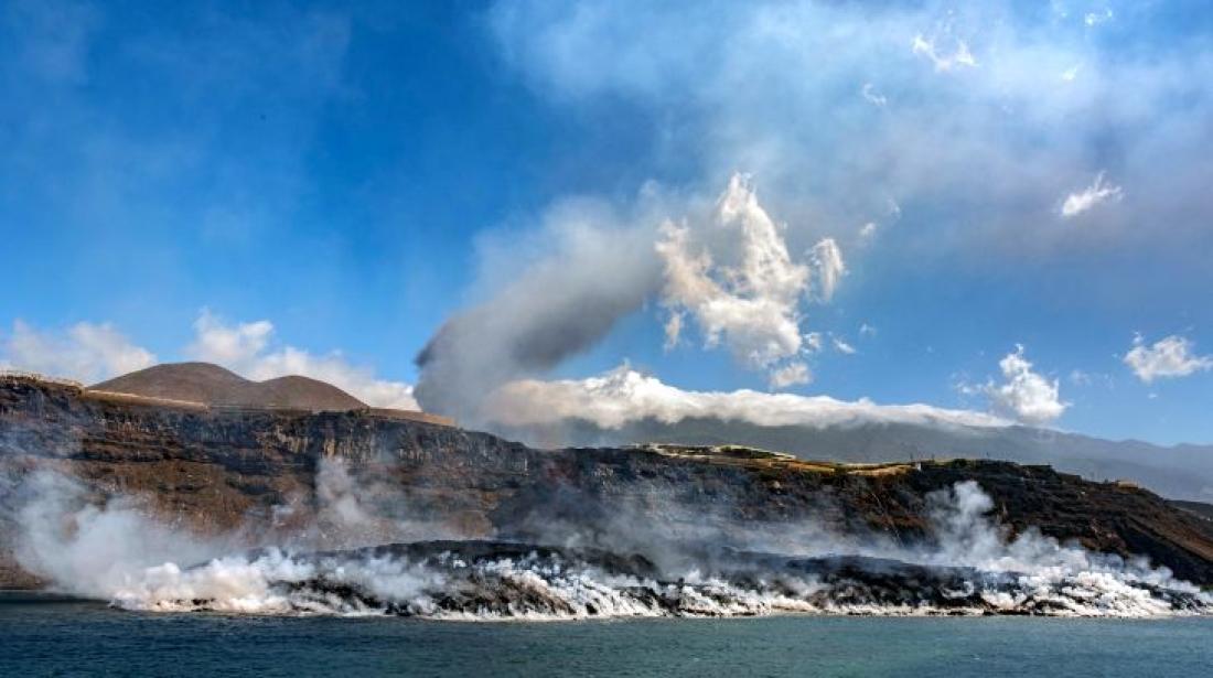 Vulkanutbrudd på La Palma september 2021. Lavaen bygger landtunge. Vulkanutbrudd på La Palma september 2021. Lavaen bygger landtunge.