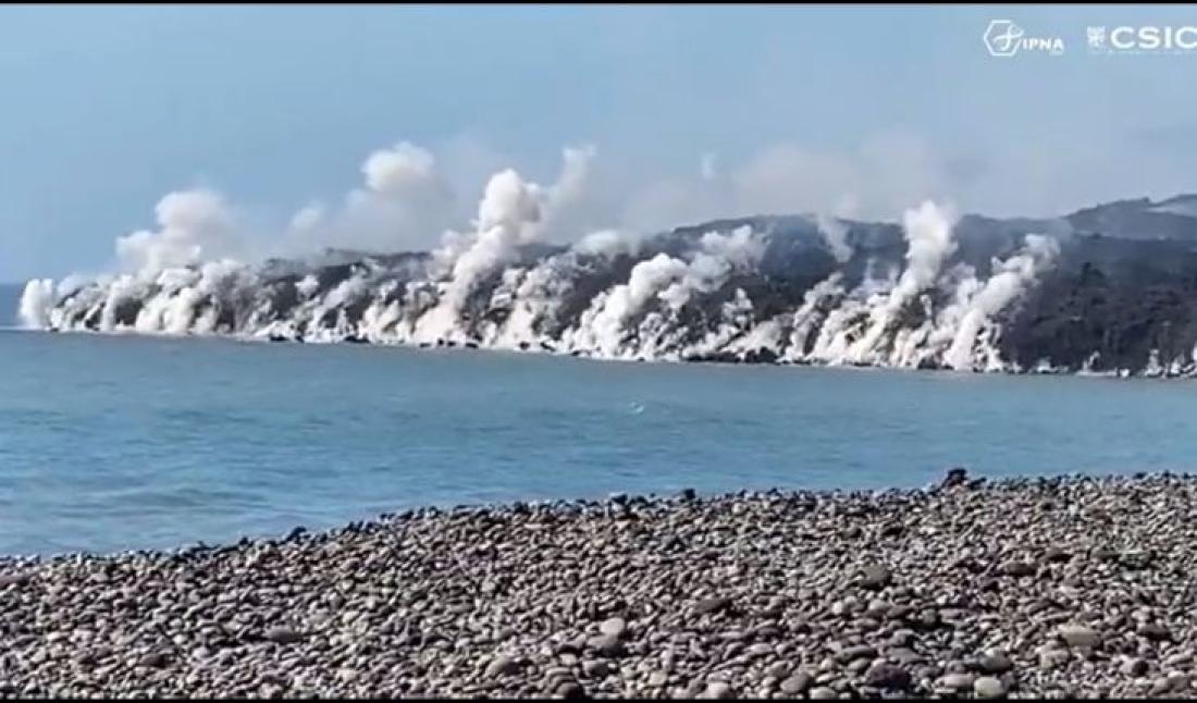 Vulkanutbrudd på La Palma september 2021. Lavaen bygger land. Vulkanutbrudd på La Palma september 2021. Lavaen bygger land.