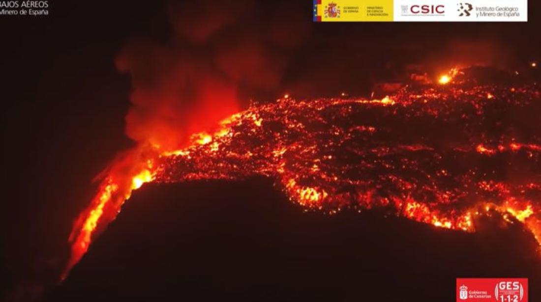 Vulkanutbrudd på La Palma september 2021. Dag 11. Lavaen fosser ned i haavet. Vulkanutbrudd på La Palma september 2021. Dag 11. Lavaen fosser ned i haavet.