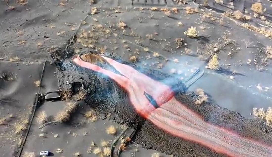 Vulkanutbrudd på La Palma september 2021. Dag 12. Lava strømmer ut av en ny åoning. Vulkanutbrudd på La Palma september 2021. Dag 12. Lava strømmer ut av en ny åoning.