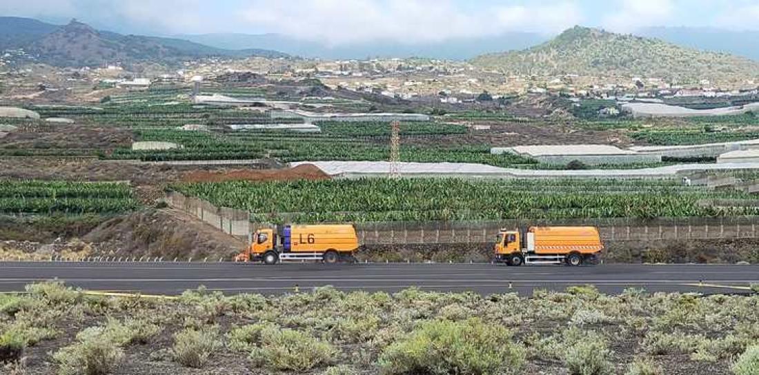 Vulkanutbrudd på La Palma september 2021. Askefjerning på La Palma lufthavn. Vulkanutbrudd på La Palma september 2021. Askefjerning på La Palma lufthavn.