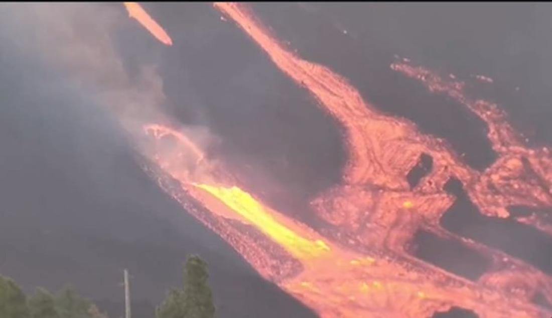 Vulkanutbrudd på La Palma 2021. Dag 36, ny åpning oppsto i vulkanvegg og pøser ut lava. Vulkanutbrudd på La Palma 2021. Dag 36, ny åpning oppsto i vulkanvegg og pøser ut lava.