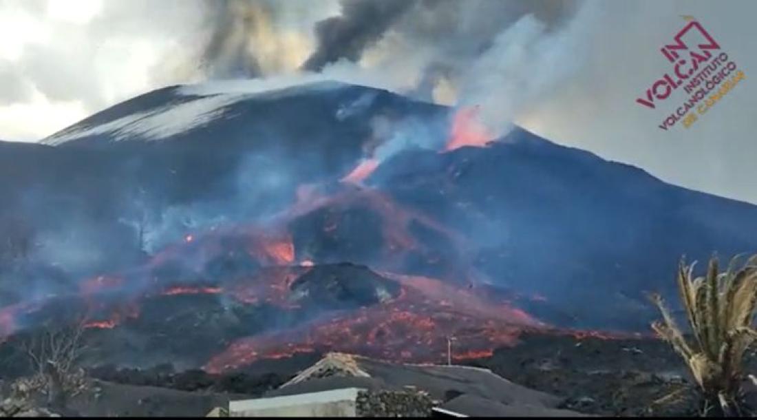 Vulkanutbrudd på La Palma 2021. Dag 37, nytt hull i kratervegg kl. 14.45. Vulkanutbrudd på La Palma 2021. Dag 37, nytt hull i kratervegg kl. 14.45.