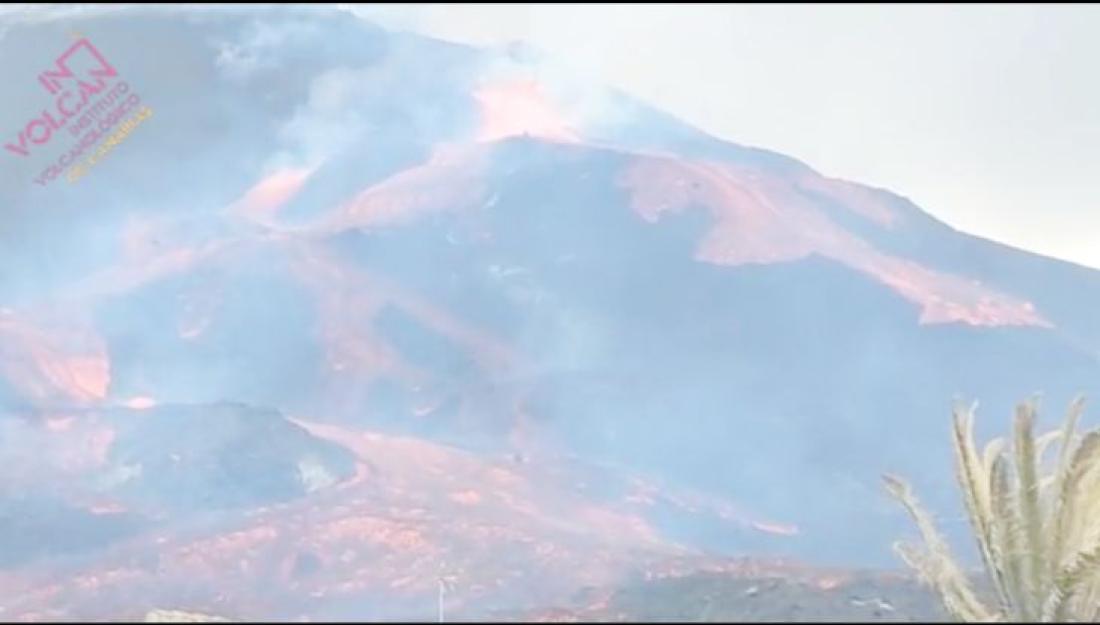 Vulkanutbrudd på La Palma 2021. Dag 37, lava fra ny åpning i kratyervegg. Vulkanutbrudd på La Palma 2021. Dag 37, lava fra ny åpning i kratyervegg.