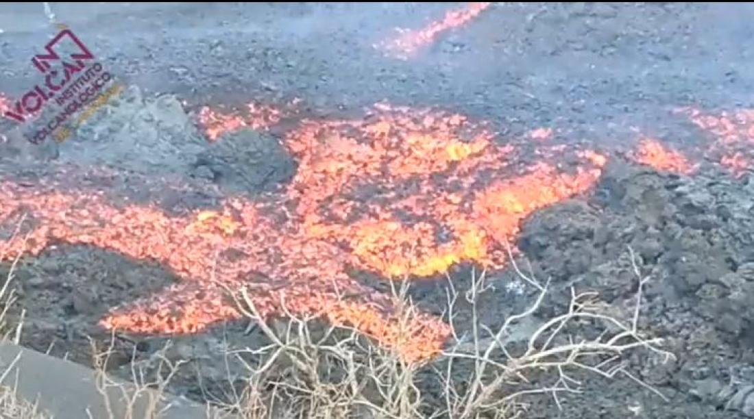 Vulkanutbrudd på La Palma 2021. Dag 37, lava fra ny åpning i kratyervegg. Vulkanutbrudd på La Palma 2021. Dag 37, lava fra ny åpning i kratyervegg.