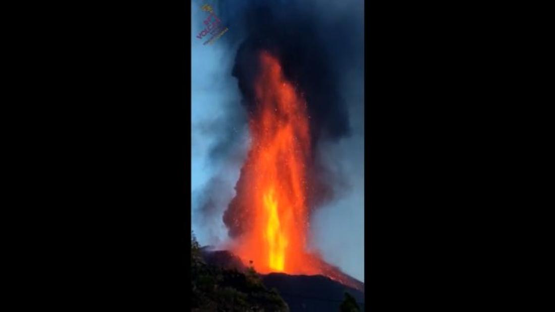 Vulkanutbrudd på La Palma 2021. Dag 38, 60 meter høyt fyrverkeri. Vulkanutbrudd på La Palma 2021. Dag 38, 60 meter høyt fyrverkeri.