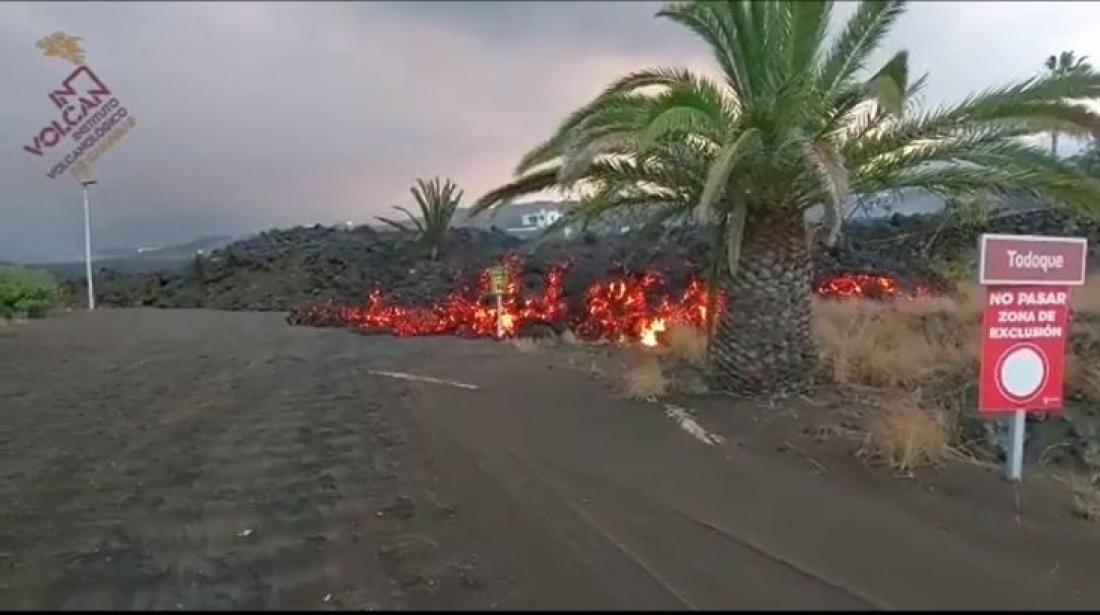 Vulkanutbrudd på La Palma 2021. Dag 42, lavastrøm i bevegelse langs en vei. Vulkanutbrudd på La Palma 2021. Dag 42, lavastrøm i bevegelse langs en vei.