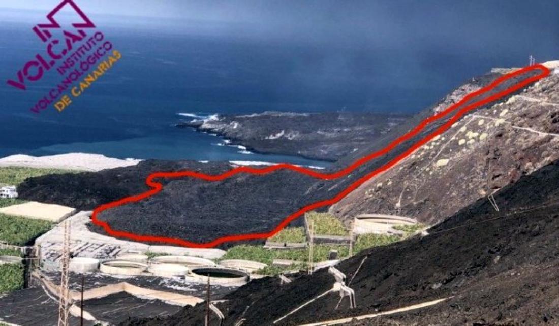 Vulkanutbrudd på La Palma 2021. Dag 42, lavaen bygger en ny landtunge i havet. like ved den forrige. Vulkanutbrudd på La Palma 2021. Dag 42, lavaen bygger en ny landtunge i havet. like ved den forrige.