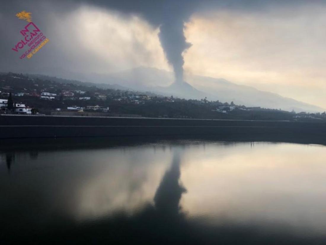Vulkanutbrudd på La Palma 2021. Dag 44, stor røykutvikling. Vulkanutbrudd på La Palma 2021. Dag 44, stor røykutvikling.