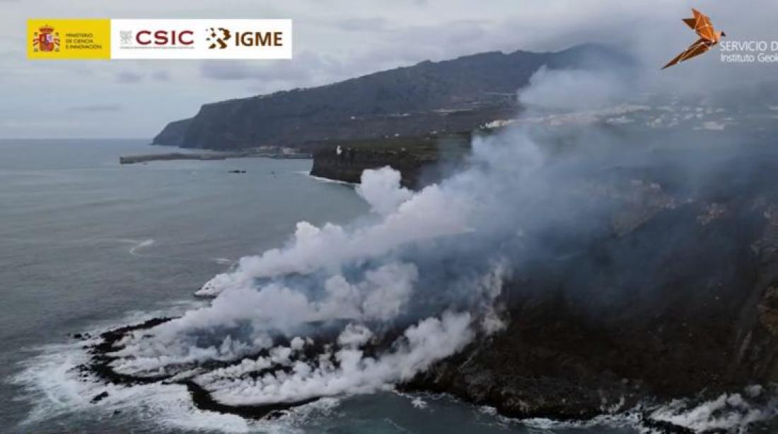 Vulkanutbrudd på La Palma 2021 . Dag 67, ny landtunge under oppbygging av lavastrøm. Vulkanutbrudd på La Palma 2021 . Dag 67, ny landtunge under oppbygging av lavastrøm.