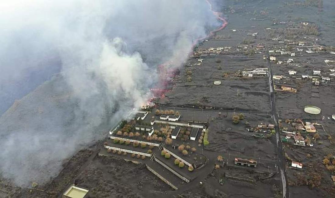 Vulkanutbrudd på La Palma 2021. Dag 68, lava ødelegger gravlund. Vulkanutbrudd på La Palma 2021. Dag 68, lava ødelegger gravlund.