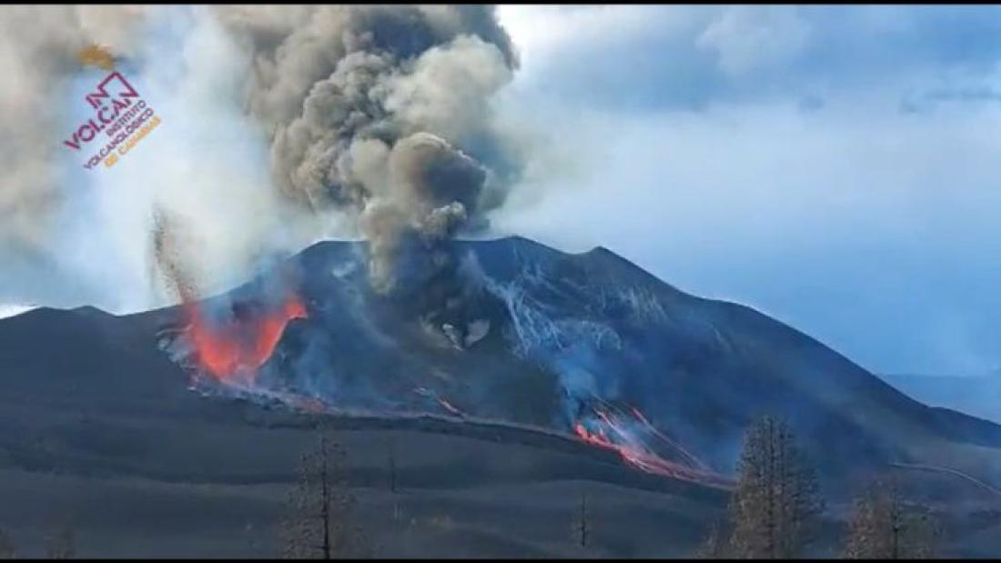 Vulkanutbrudd på La Palma 2021. Dag 71, ny sprekk i bakken pøser ut lava (t. v.). Vulkanutbrudd på La Palma 2021. Dag 71, ny sprekk i bakken pøser ut lava (t. v.).