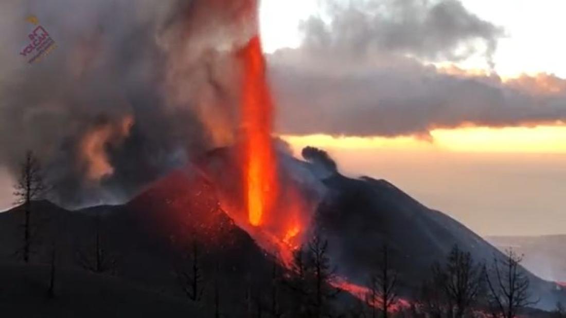 Vulkanutbrudd på La Palma 2021. Dag 75. Nytt krater bygges opp. Vulkanutbrudd på La Palma 2021. Dag 75. Nytt krater bygges opp.