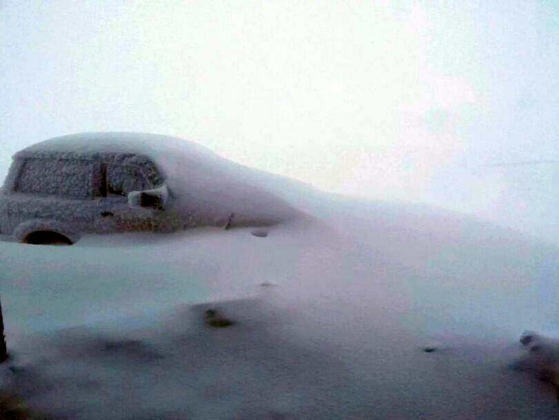 Snødekt bil i Izana på Tenerife Snødekt bil i Izana på Tenerife