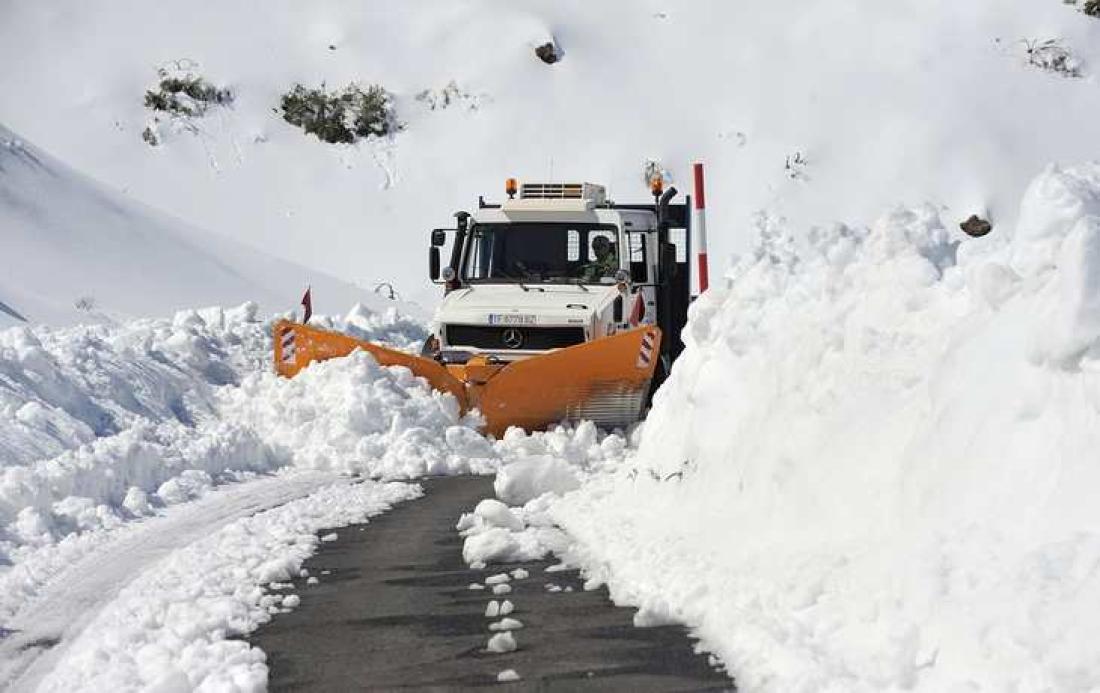 Brøytebil i sving på Tenerife Brøytebil i sving på Tenerife